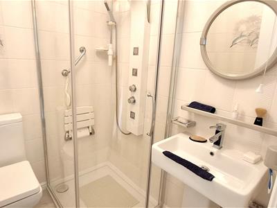 EN SUITE SHOWER ROOM